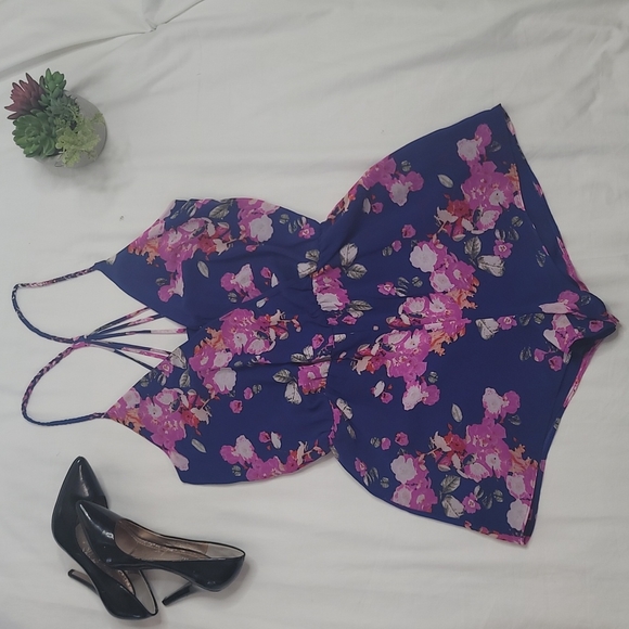Forever 21 blue floral short romper sz small NWOT - Picture 3 of 9